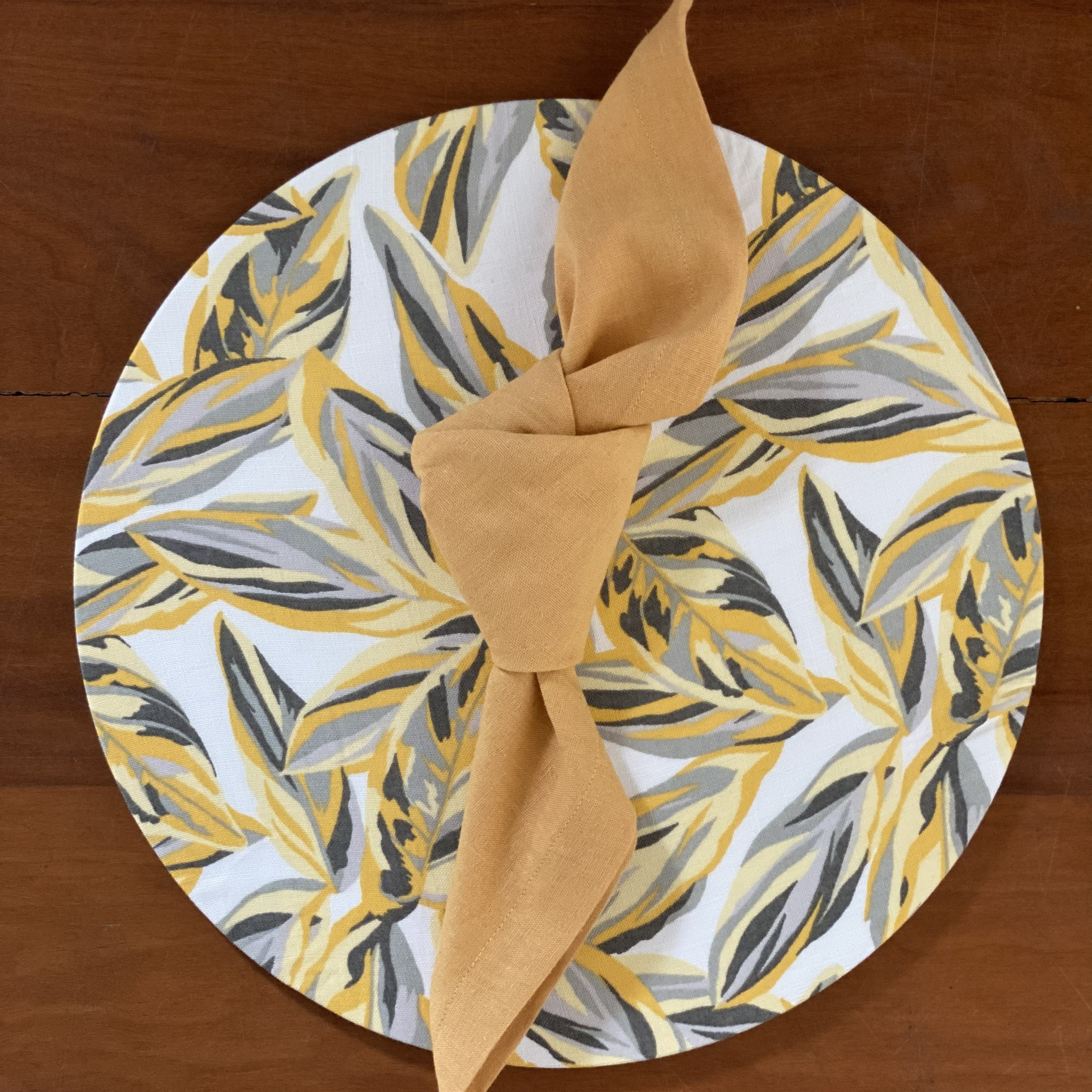 Plato de sitio con funda de lino Hojas Mostaza y Plomas