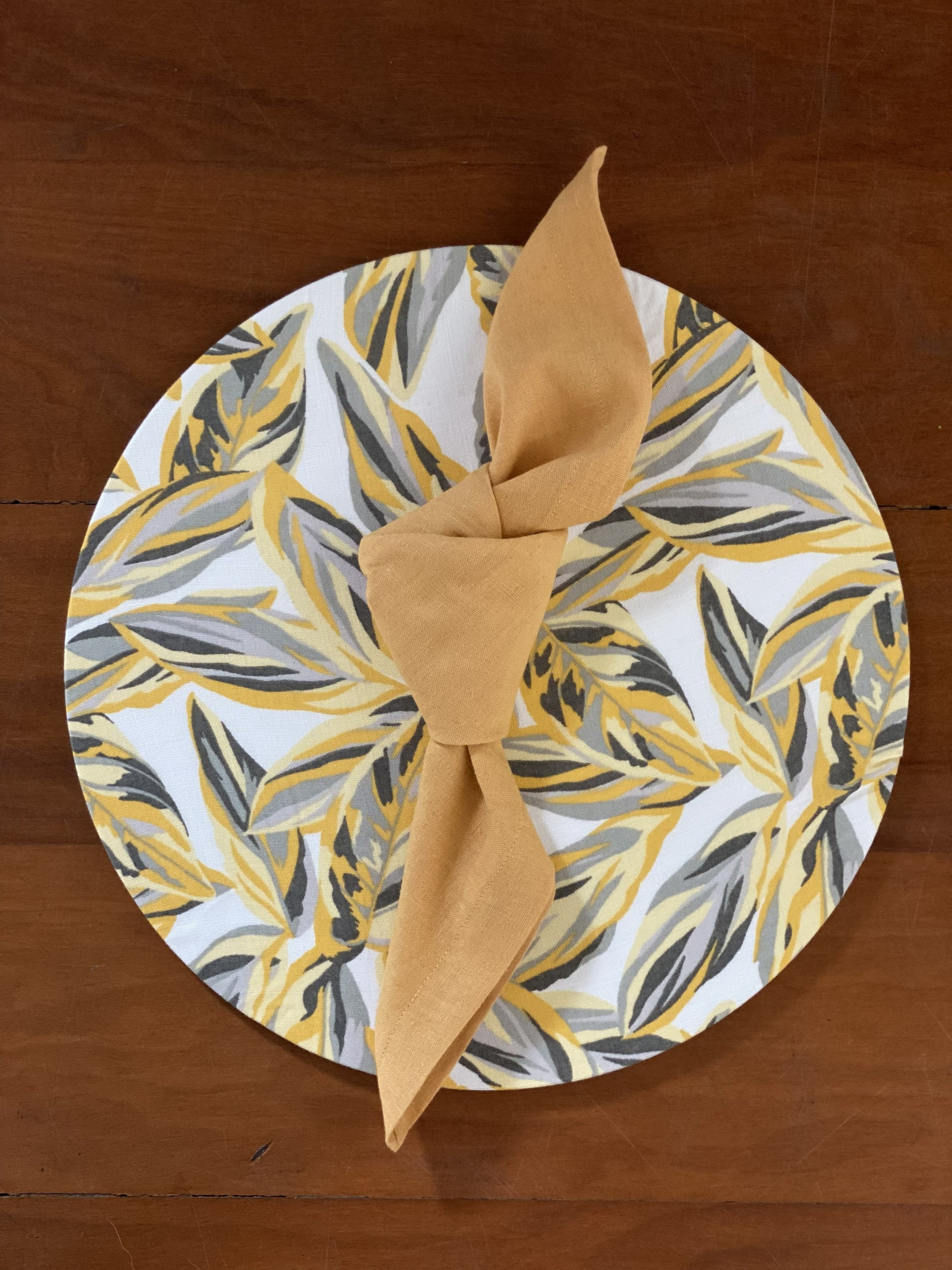 Plato de sitio con funda de lino Hojas Mostaza y Plomas